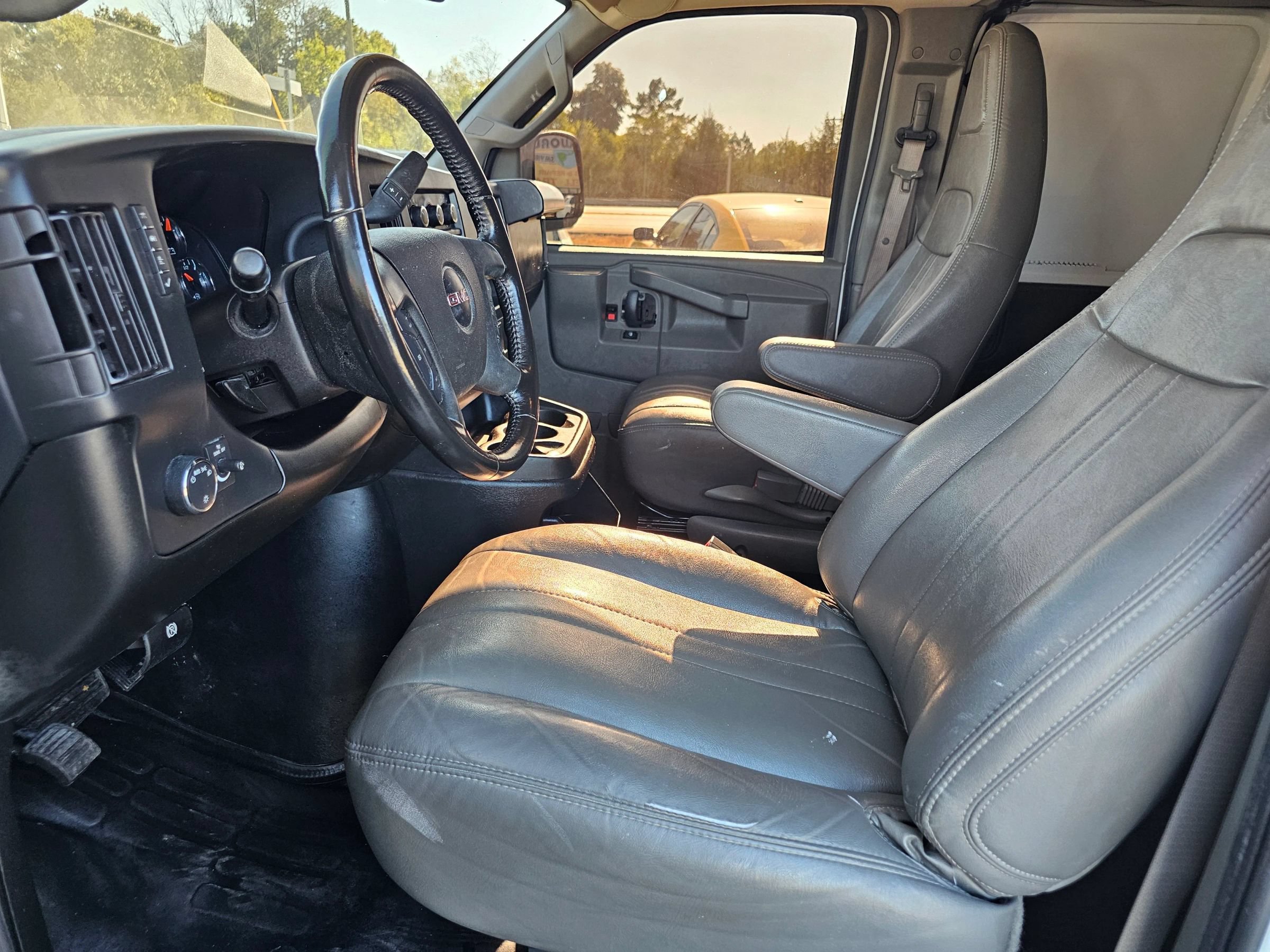 Used 2023 GMC Savana 2500 Extended w/ Driver Convenience Package RWD image 4