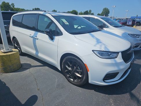 Used 2025 Chrysler Pacifica Limited FWD image 3