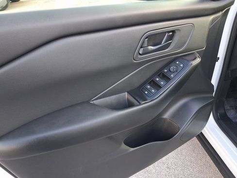 Used 2025 Nissan Rogue S FWD image 18