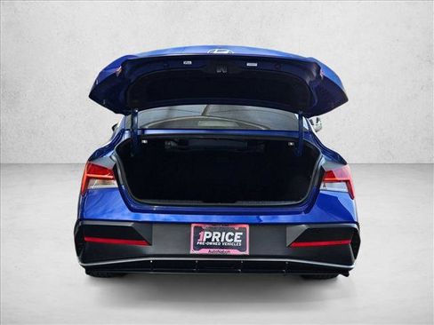 Used 2025 Hyundai Elantra SEL image 6