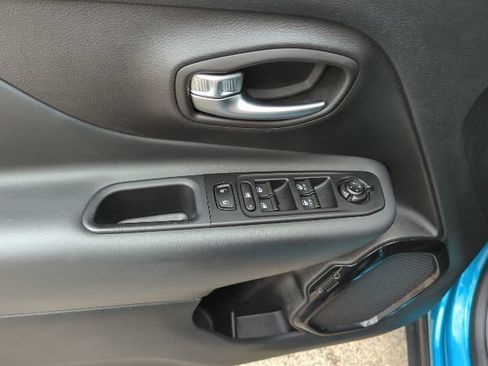 Used 2022 Jeep Renegade Altitude w/ Convenience Group AWD/4WD image 18