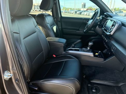 Used 2022 Toyota Tacoma TRD Off-Road image 17