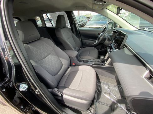 Used 2025 Toyota Corolla Cross LE image 25