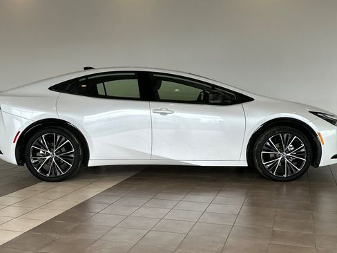 Used 2025 Toyota Prius XLE FWD image 3