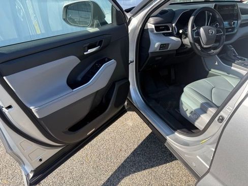 Used 2023 Toyota Highlander XLE image 15