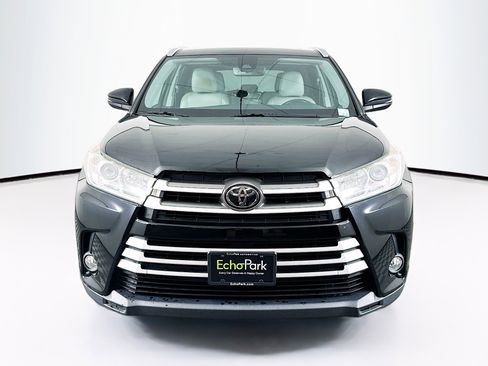 Used 2019 Toyota Highlander XLE image 2