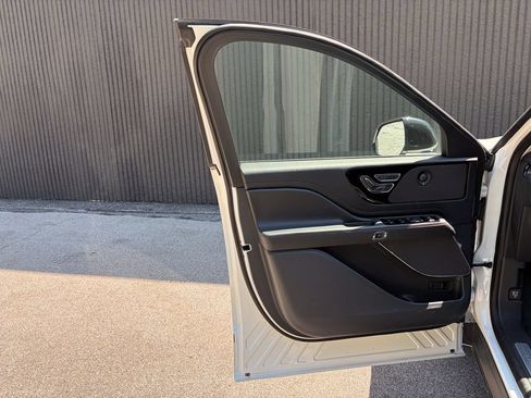 New 2026 Lincoln Aviator AWD image 15