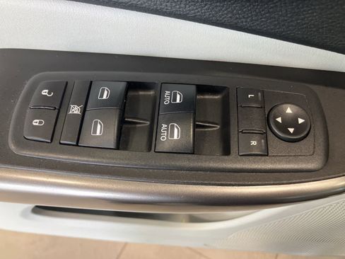 Used 2019 Jeep Cherokee Limited w/ Technology Group AWD/4WD image 12
