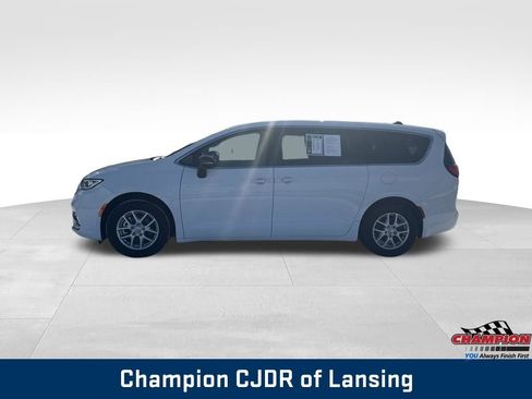 Used 2024 Chrysler Pacifica Touring-L image 2