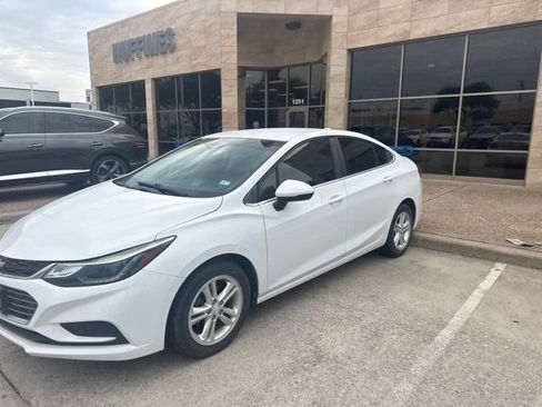 Used 2017 Chevrolet Cruze LT FWD image 2