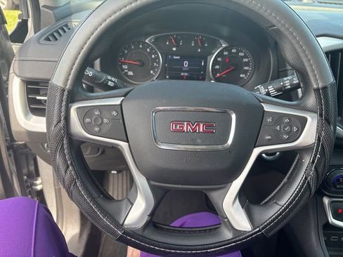 Used 2023 GMC Terrain SLE w/ Driver Convenience Package image 4