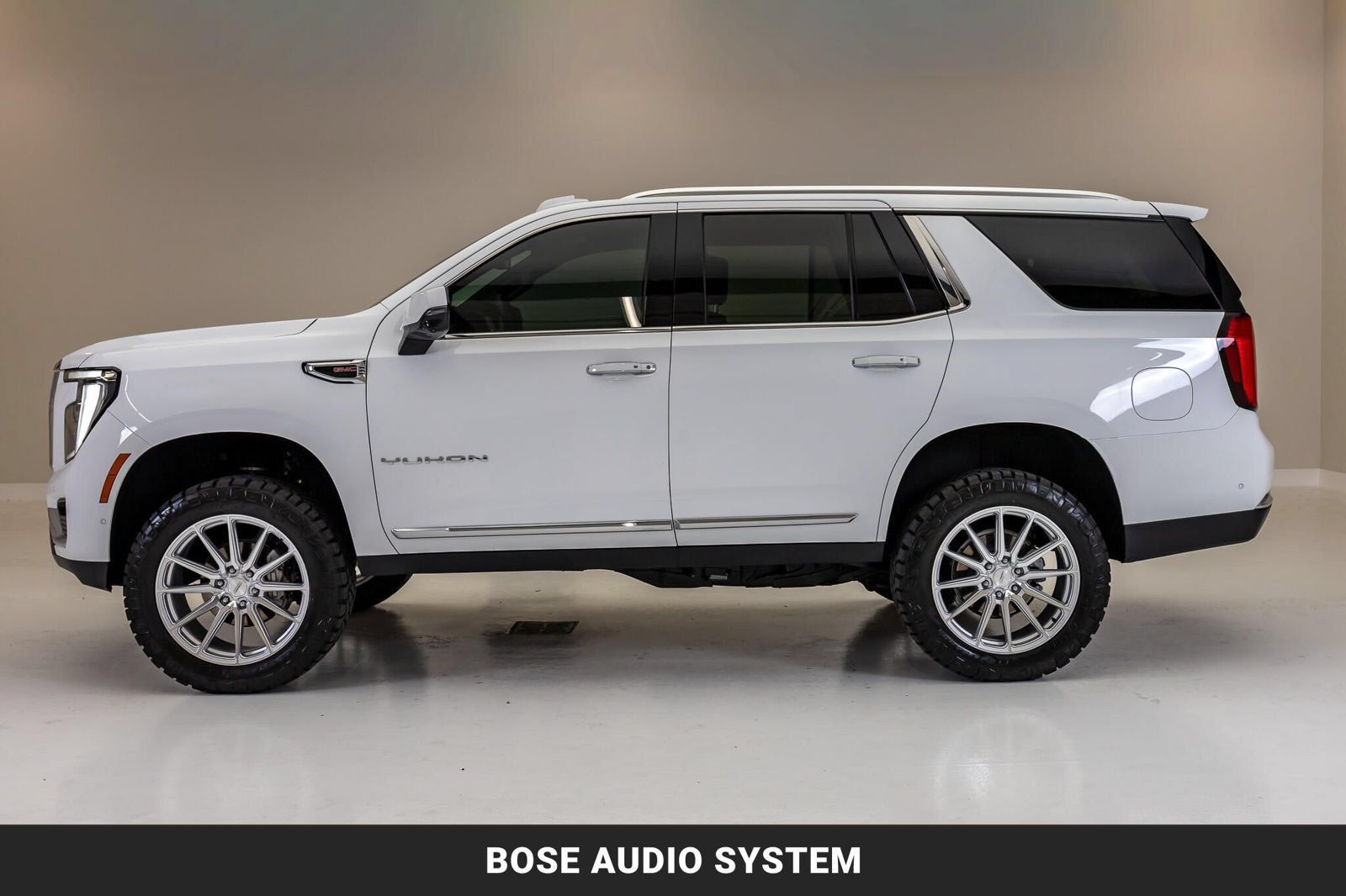 Used 2025 GMC Yukon Elevation w/ LPO, Elevation Black Package AWD/4WD image 6