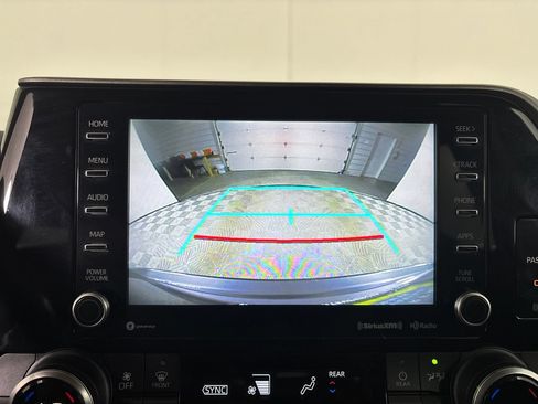 Used 2022 Toyota Highlander LE AWD/4WD image 14