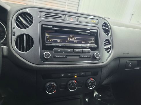 Used 2014 Volkswagen Tiguan S image 25