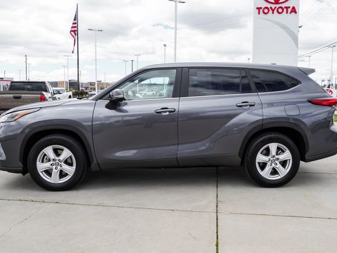 Used 2023 Toyota Highlander LE FWD image 5