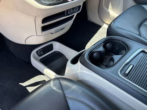 Used 2023 Chrysler Pacifica Touring-L FWD image 16