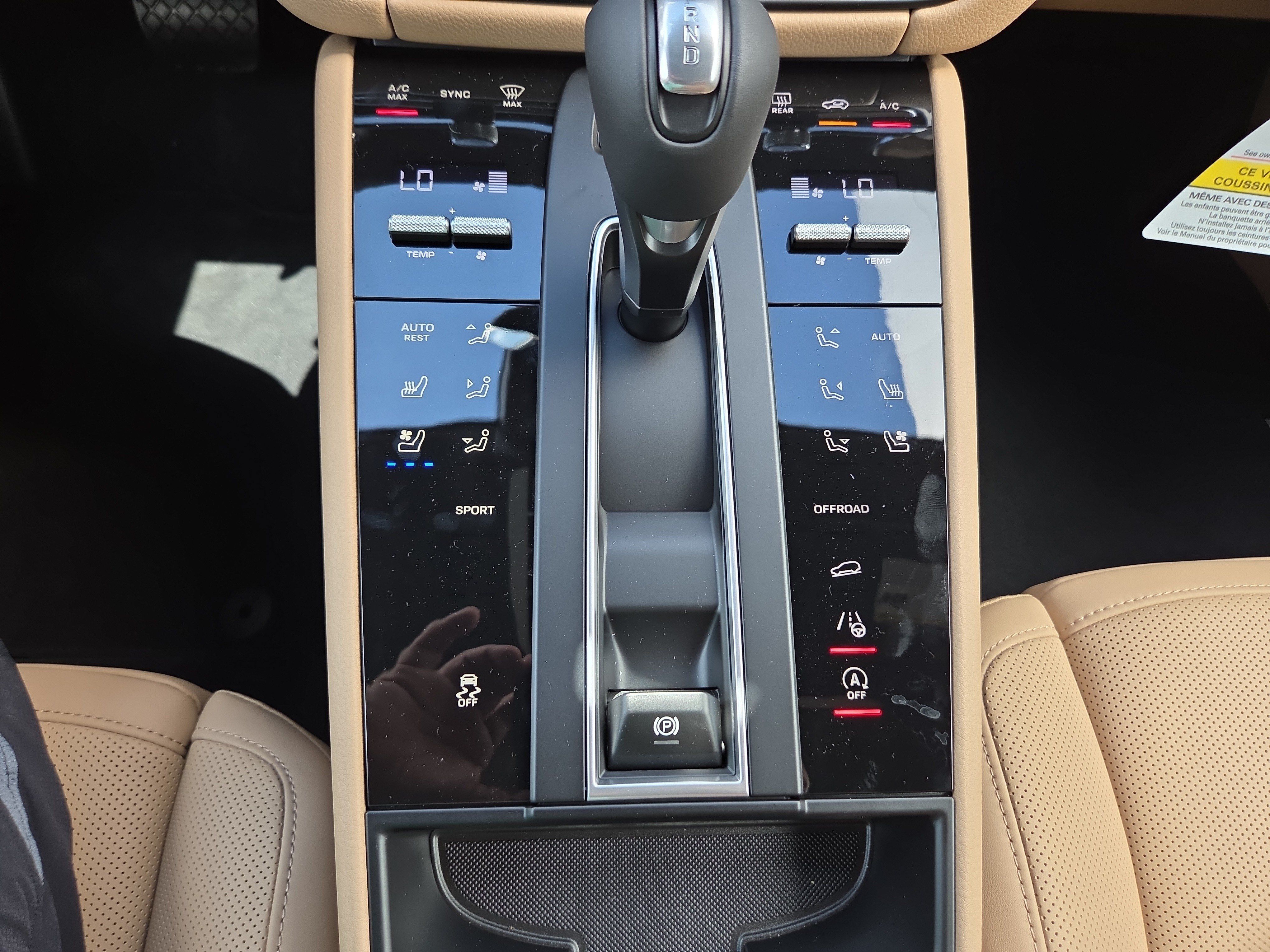 Certified 2025 Porsche Macan AWD/4WD image 22