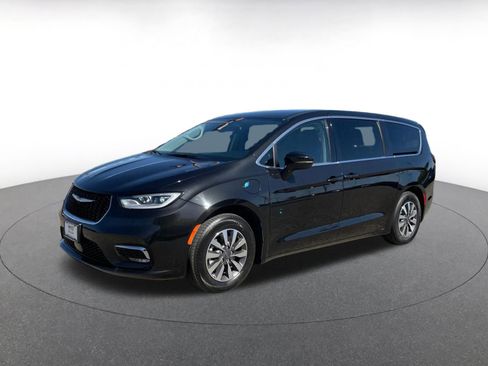 Used 2023 Chrysler Pacifica Touring-L image 4