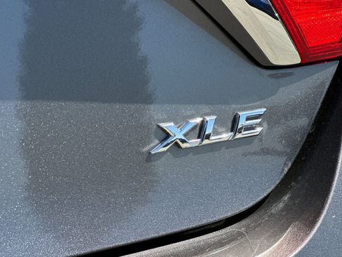 Used 2017 Toyota Camry XLE w/ Moonroof Package FWD image 17