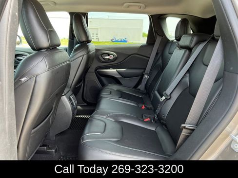 Used 2019 Jeep Cherokee Latitude Plus w/ Cold Weather Group AWD/4WD image 5