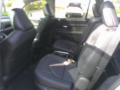 Used 2024 Toyota Grand Highlander Platinum image 47