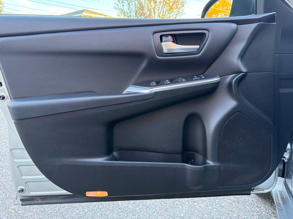 Used 2017 Toyota Camry SE w/ Moonroof Package FWD image 14