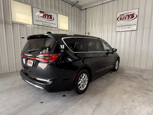 Used 2025 Chrysler Pacifica Select w/ Uconnect Theater Family Group FWD image 3