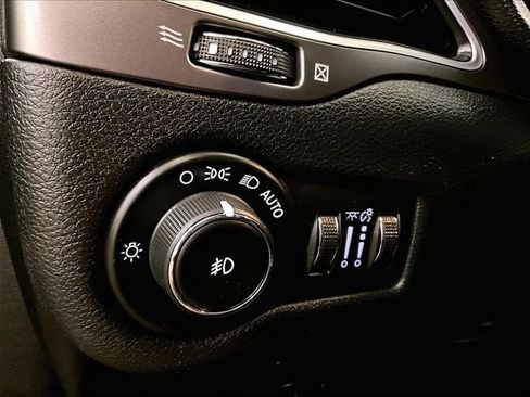 Used 2019 Jeep Cherokee Latitude Plus w/ Cold Weather Group AWD/4WD image 30