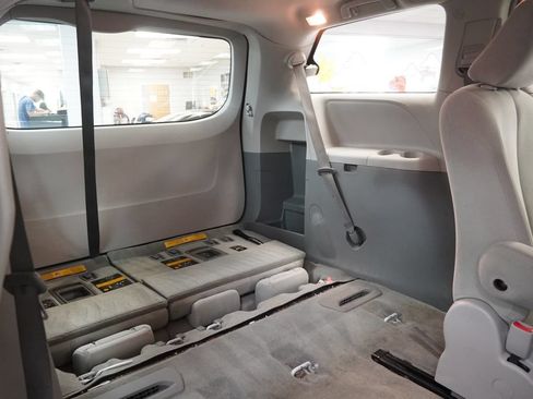 Used 2014 Toyota Sienna L FWD image 26