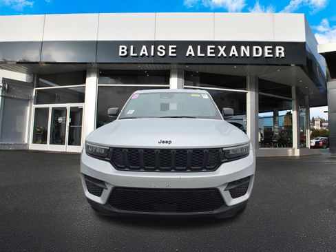 Used 2024 Jeep Grand Cherokee Altitude image 9