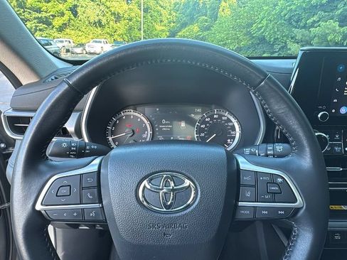 Used 2025 Toyota Highlander XLE AWD/4WD image 17