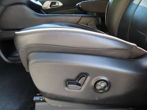 Certified 2025 Chrysler Pacifica Limited FWD image 8