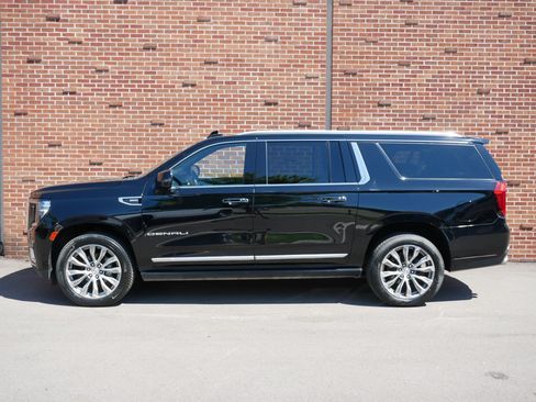 Used 2021 GMC Yukon XL Denali w/ Denali Premium Package AWD/4WD image 2