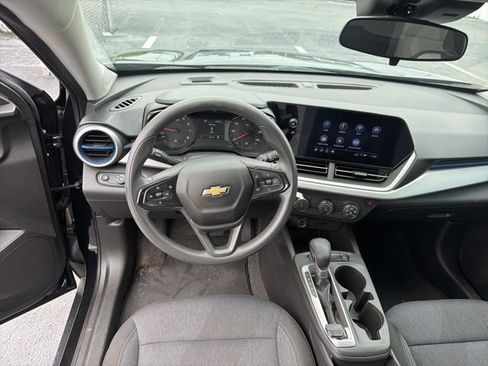 Used 2024 Chevrolet Trax LS FWD image 17