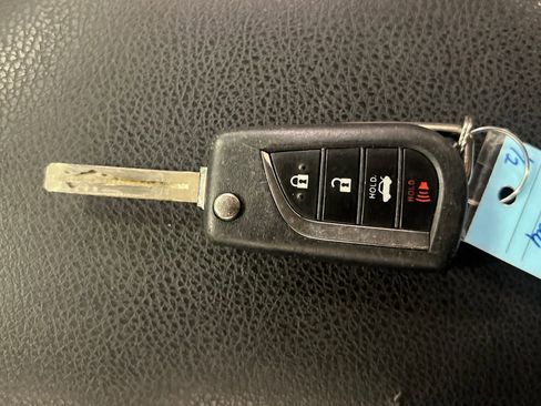 Used 2018 Toyota Camry SE FWD image 32