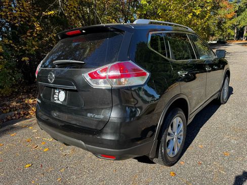 Used 2016 Nissan Rogue SV w/ SV Premium Package image 3