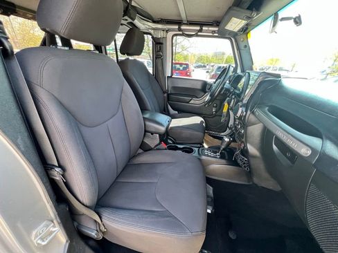 Used 2016 Jeep Wrangler Unlimited Sport w/ Connectivity Group AWD/4WD image 28