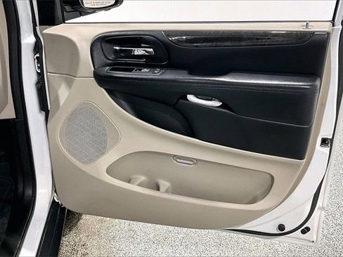 Used 2017 Dodge Grand Caravan SE w/ UConnect Hands-Free Group image 30
