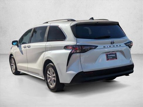 Used 2024 Toyota Sienna XLE image 8