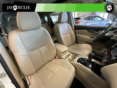 Used 2016 Nissan Rogue SL w/ SL Premium Package AWD/4WD image 18