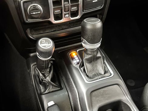 Used 2022 Jeep Gladiator Sport AWD/4WD image 18