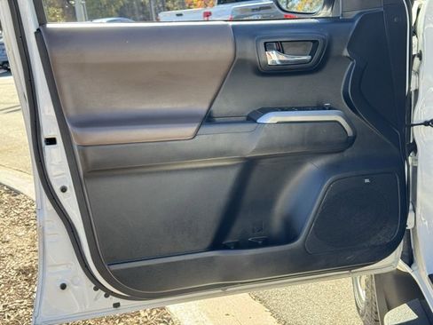 Used 2017 Toyota Tacoma Limited image 22