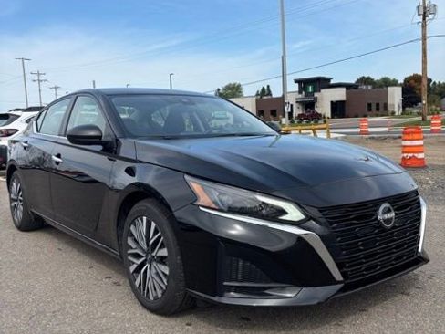 Used 2024 Nissan Altima 2.5 SV image 1