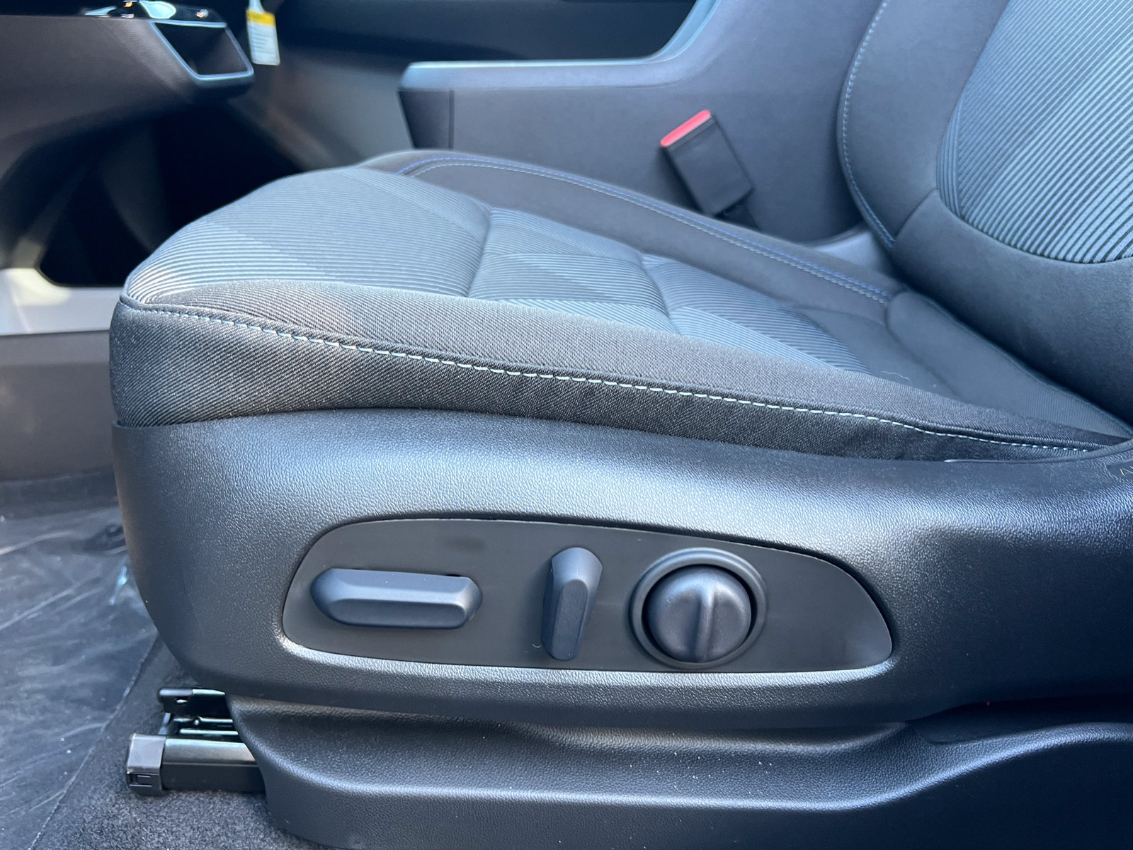 New 2027 Chevrolet Bolt LT w/ Comfort Package FWD image 7