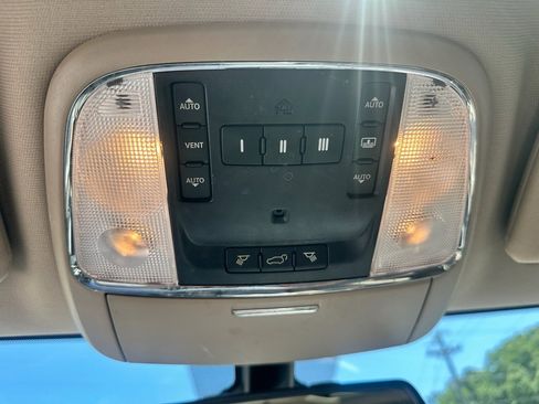 Used 2015 Jeep Grand Cherokee Overland AWD/4WD image 16