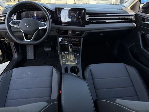 Used 2025 Volkswagen Jetta SE FWD image 8