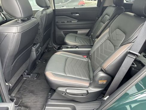 Used 2024 Nissan Pathfinder Platinum image 15