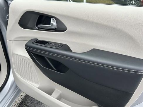 Used 2024 Chrysler Pacifica Touring-L image 21