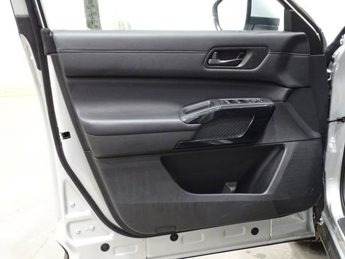 Used 2024 Nissan Pathfinder SV image 16