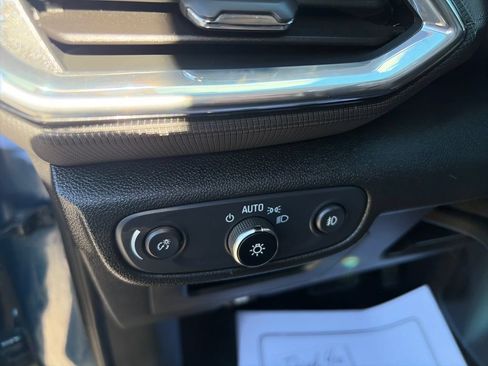 Used 2021 Chevrolet TrailBlazer LT w/ Premium Seating Package FWD image 17